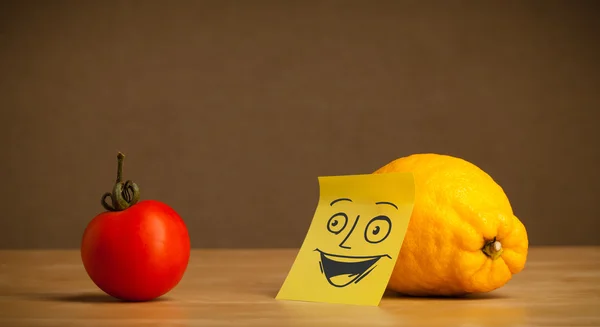 Limão com post-it nota sorrindo para o tomate — Fotografia de Stock