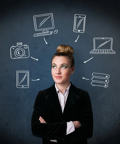 Giovane donna pensando con gadget disegnati intorno alla testa — Foto Stock