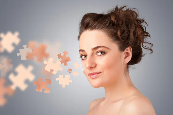 Vrij jong meisje met huid puzzel afbeelding — Stockfoto