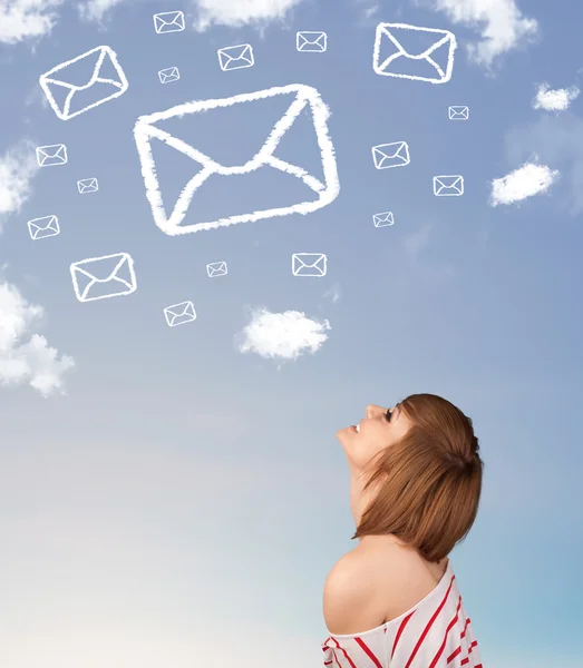 Mladá dívka na mail symbol mraky na modré obloze — Stock fotografie