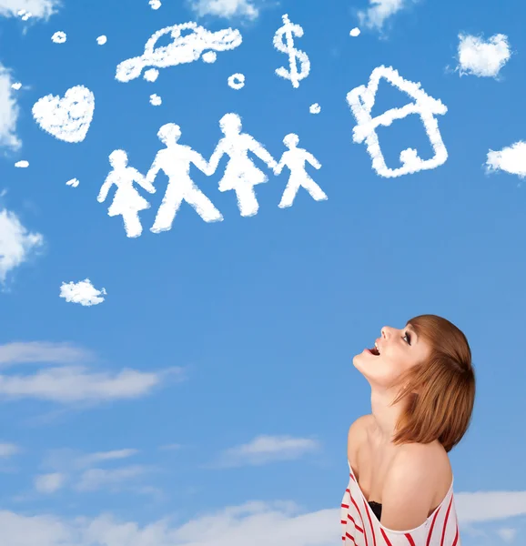 Jong meisje dagdromen met familie en huishoudelijke wolken — Stockfoto