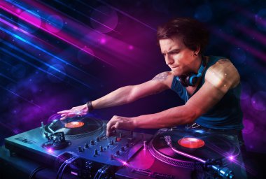 Genç dj turntable renk ışık efektleri ile oynama