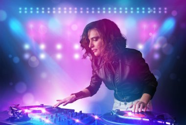 DJ karıştırma müzik turntable üzerinde sahne ışıkları ve 