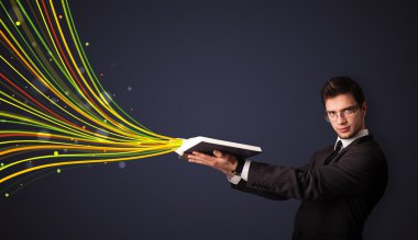 yakışıklı adam renkli çizgiler gelirken bir kitap okuma 