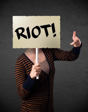 bir protesto işaret tutan genç kadın