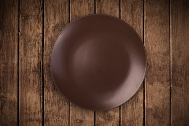 Çirkin arkaplan masasında renkli boş tabak 