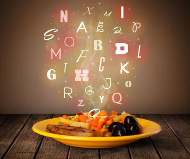 Tahtada renkli harflerle taze aşçı yemeği. 