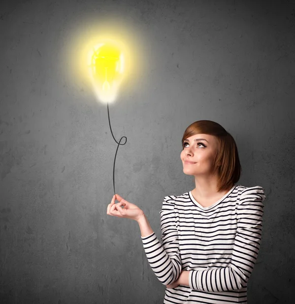 Frau hält einen Ballon mit Glühbirnen — Stockfoto