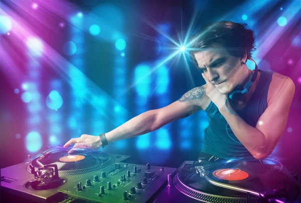 DJ ανάμειξη της μουσικής σε ένα κλαμπ με μπλε και μοβ φώτα — Φωτογραφία Αρχείου