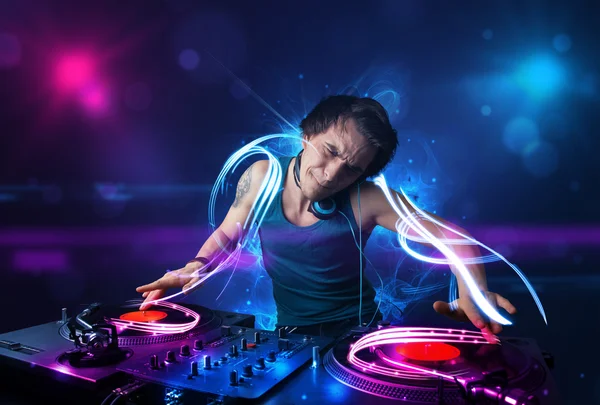 Disc jockey afspelen van muziek met electro lichteffecten en verlichting — Stockfoto