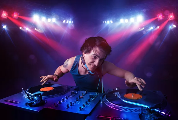 Tiener dj mixen records voor een menigte op het podium — Stockfoto