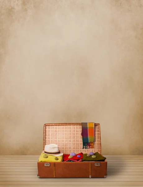 Retro turystyczne bagażu z kolorowe ubrania i miejsce — Zdjęcie stockowe