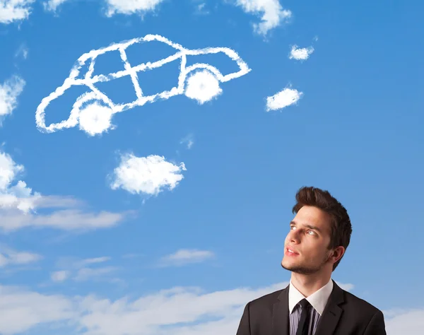 Красивый молодой человек, смотрящий на облако машины на голубом небе — стоковое фото