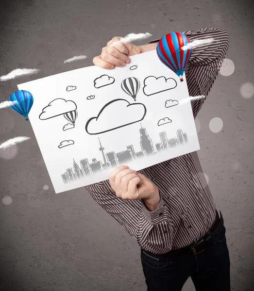 cityscape önünde onun h ile bir karton tutan işadamı