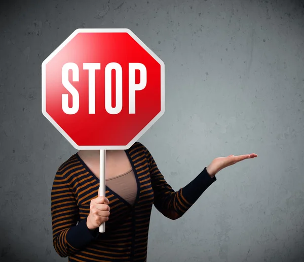 Jonge vrouw met stopbord — Stockfoto