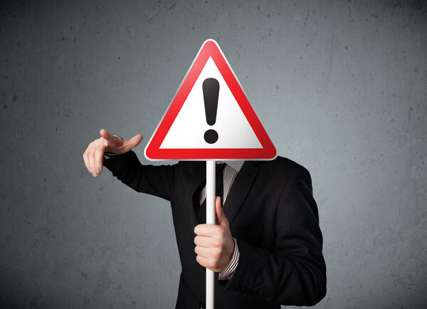 Бизнесмен с восклицательным знаком
