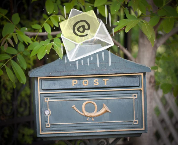 Kuvert med e-post tecken droppande i brevlådan — Stockfoto