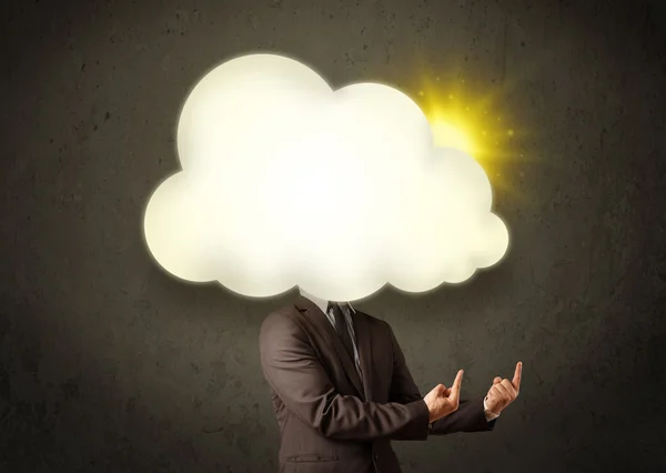 若いビジネス男でシャツとネクタイで晴れた雲の頭 — ストック写真