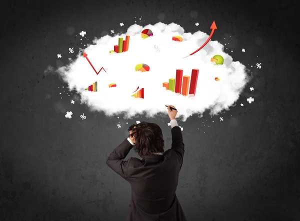 Επιχειρηματίας με διαγράμματα σε ένα σύννεφο πάνω από το κεφάλι του — Φωτογραφία Αρχείου