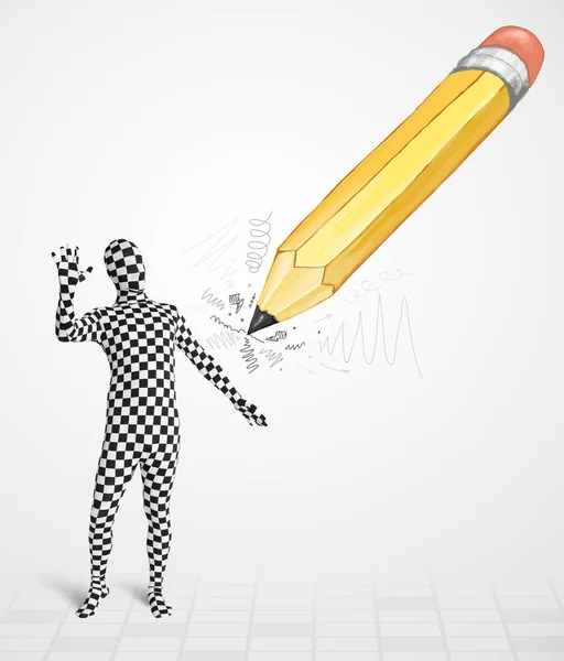 Ένας τύπος με μάσκα σώματος με ένα μεγάλο μολύβι ζωγραφισμένο στο χέρι — Φωτογραφία Αρχείου