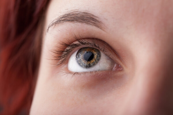 Портрет красивой девушки вблизи глаз
