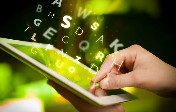 Fingret pekar på TabletPC, bokstäver koncept — Stockfoto