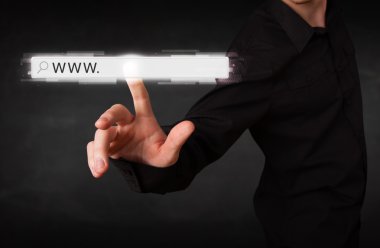 Genç işadamı www işareti ile web tarayıcı adres çubuğuna dokunuyor