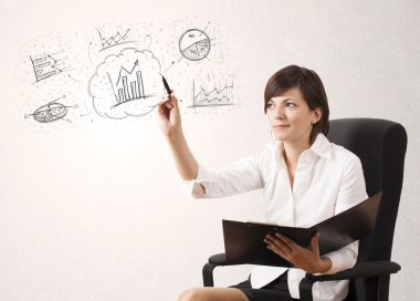 Finansal tablolar ve semboller çizen genç bir bayan.
