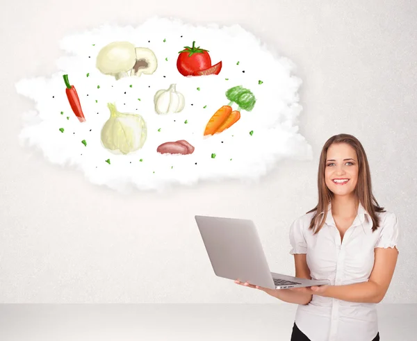 Молода дівчина представляє харчову хмару з овочами — стокове фото