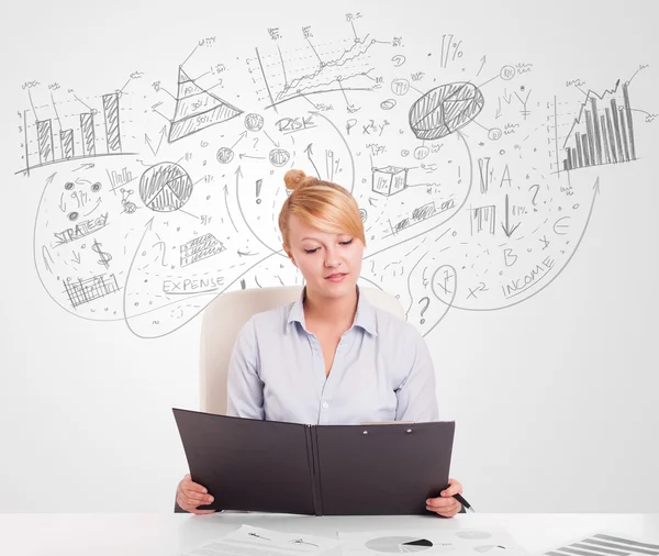 Mujer de negocios en el escritorio con gráficos dibujados a mano — Foto de Stock