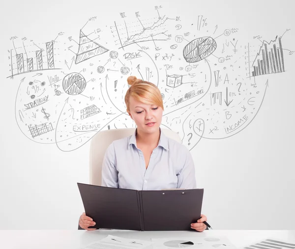 Zakelijke vrouw aan het bureau met de hand getekend grafieken — Stockfoto