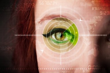 Modern askeri hedef gözü olan siber kadın.