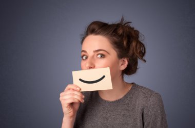 komik smiley ile kart tutan mutlu güzel kadın