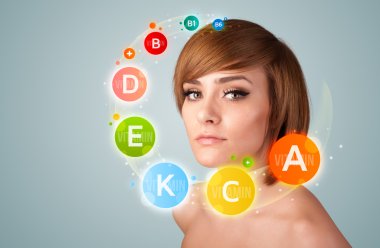 genç ve güzel kız ile renkli vitamin simgeler ve semboller