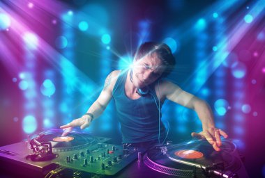 dj müzik kulübünde mavi ve mor ışık ile karıştırma