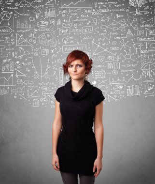 Elle çizilmiş hesapları ve simgeleri olan genç ve güzel bir bayan.