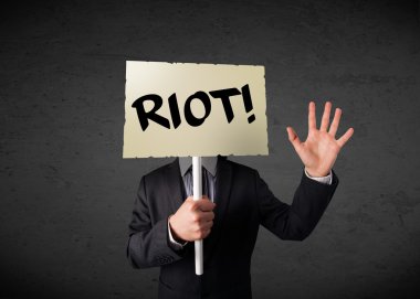 İş adamı protesto işareti tutuyor.
