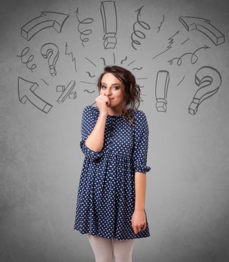 Soru işareti çizen sevimli genç kız.