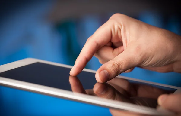 Dedo apontando no tablet pc com espaço vazio — Fotografia de Stock