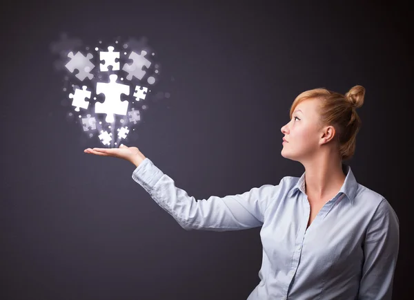 Puzzelstukjes in de hand van een zakenvrouw — Stockfoto