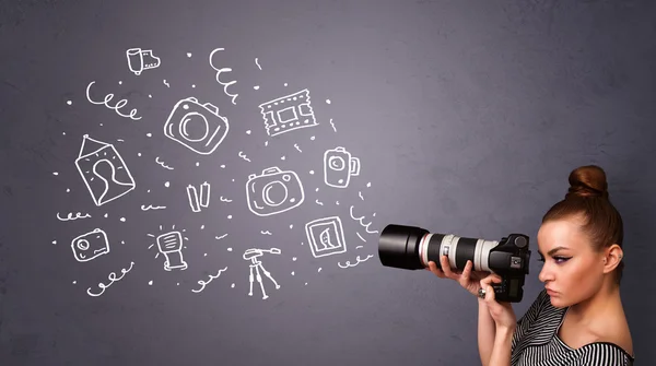 Fotógrafa chica disparando iconos de fotografía — Foto de Stock