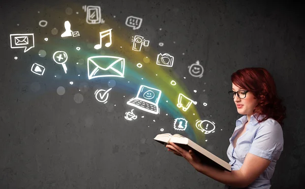 Mujer joven leyendo un libro con iconos multimedia saliendo de t — Foto de Stock