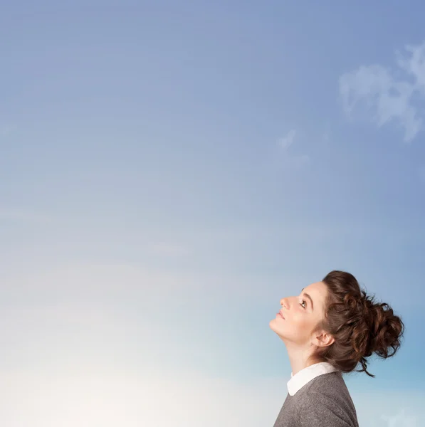 Girl looking at the blue sky copyspace — Stock Photo, Image