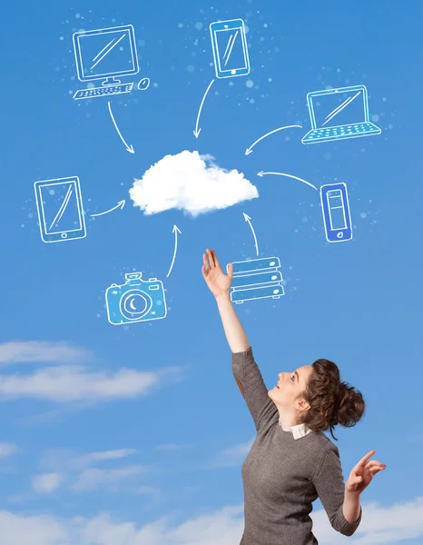 Chica casual mirando el concepto de computación en nube en el cielo azul — Foto de Stock