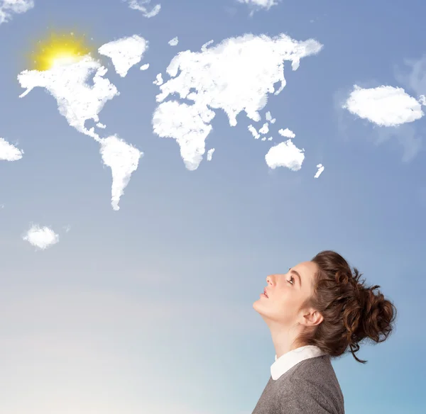 Menina olhando nuvens do mundo e sol no céu azul — Fotografia de Stock