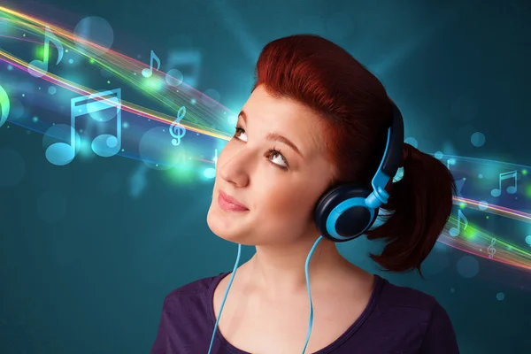 Young woman listening to music with headphones — Stock Photo, Image