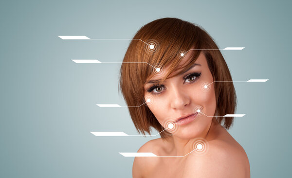 Молодая сексуальная девушка с современными стрелками для ухода за лицом
