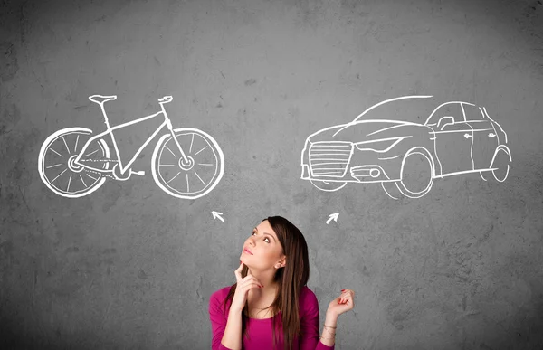 Mujer haciendo una elección entre bicicleta y coche —  Fotos de Stock