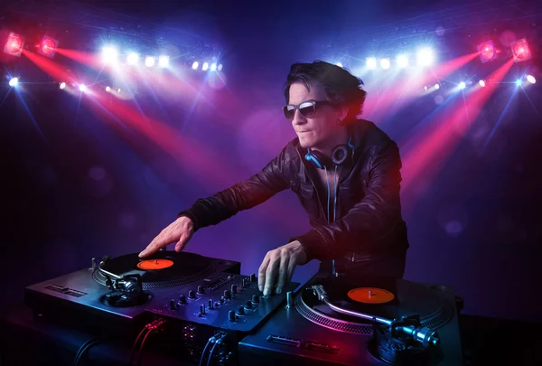 Teenie-DJ mischt Platten vor Publikum auf der Bühne — Stockfoto