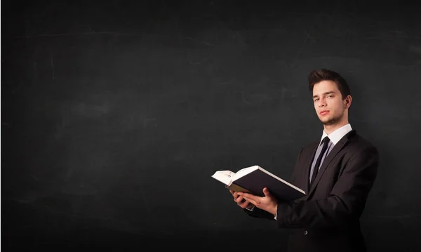 Jongeman die een boek leest — Stockfoto